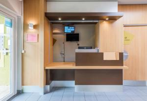 ein Büro mit einer Rezeption und einem WC in der Unterkunft B&B HOTEL Colmar Vignobles Ouest in Colmar