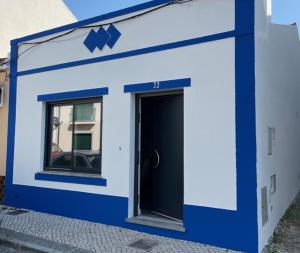 a blue and white building with a door and a window at d Albuquerque - AL in Ponte de Sor