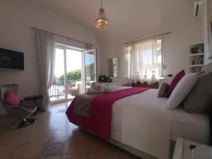 um quarto com uma cama grande e uma varanda em MARVELOUS SEA VIEW VILLA em Capri