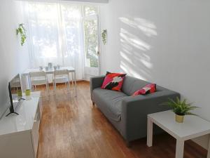 sala de estar con sofá y mesa en Sant Jordi Pisos - Consell de Cent en Barcelona