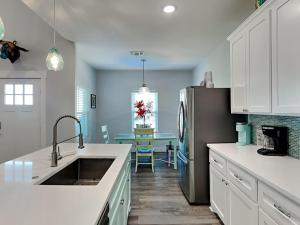 eine Küche mit Spüle und Kühlschrank in der Unterkunft Mambos Grill in Rockport