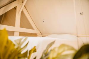 Cama en habitación con techo blanco en Suite Arthur - Résidence Isaëlle, en Bray-Dunes
