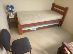 Ένα ή περισσότερα κρεβάτια σε δωμάτιο στο SOBRADO-BERTIOGA-Uso exclusivo para grupos de até 12 pessoas em 1 até 4 suítes