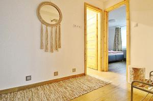 pasillo con espejo y habitación con cama en Apartmán 4M Tatry, en Tatranská Štrba