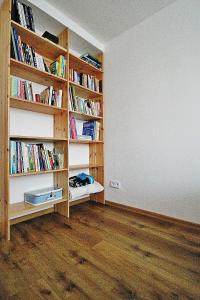 Knihovna v apartmánu