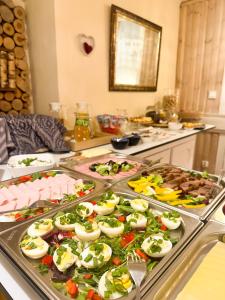 ein Buffet mit vielen verschiedenen Speisen in der Unterkunft Explorer Hostel & Apartment Stare Miasto OLD TOWN 24H in Posen