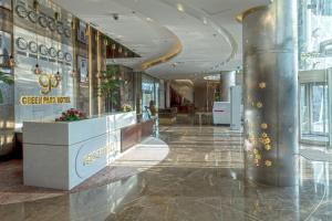 un vestíbulo de un edificio con un gran lobbyasteryasteryasteryasteryasteryastery en Green Park Hotel en Doha
