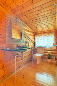 阿魯卡斯的住宿－Home2Book Cozy Cottage Arucas, Porch, Garden & BBQ，小木屋内的浴室设有卫生间和水槽。