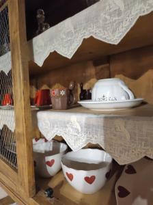 un estante con algunos tazones y platos en él en Le Petit Château de Vetan CIR 0023, en Saint-Pierre