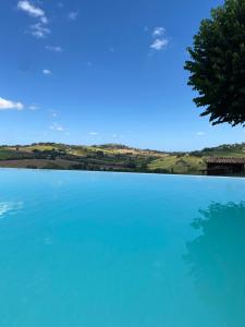 vista su un grande bacino d'acqua di Villa Edelia a Mondavio