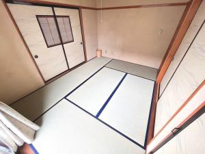 島田市にあるGuest House -KiSARA- - Vacation STAY 98548vの窓とドアが付いた空の部屋