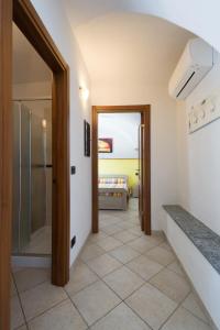 um corredor com uma porta de vidro que leva a um quarto em Agriturismo del Ponte "pomelo" em Rialto