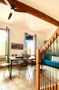 Un comedor con mesa y sillas en Duplex Arago au coeur de Sète, comme une petite maison, en Sète 45 fotos más