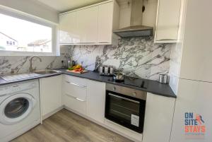 Kitchen o kitchenette sa OnSiteStays - Ideal Long Term Retreat, 2-BR House with Conservatory, Parking & Wi-Fi
