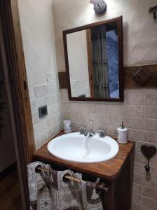 uma casa de banho com um lavatório branco e um espelho. em Le Petit Château de Vetan CIR 0023 em Saint-Pierre