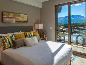 ein Schlafzimmer mit einem großen Bett und einem großen Fenster in der Unterkunft Suite residence at Grand Colorado on Peak 8 in Breckenridge