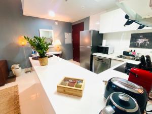 Kuchyň nebo kuchyňský kout v ubytování Great Location & Modern Apartment, 5 Min Walk to JBR Beach