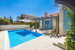 Bazén v ubytovaní Stone Villa Zorritta with a pool and a beautiful garden alebo v jeho blízkosti