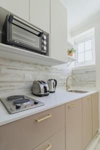 Dapur atau dapur kecil di Orly Suites