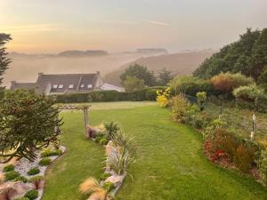 a garden with a house in the middle of a field at Chambres d'Hôtes B&B Roz Rozenn in Sauzon