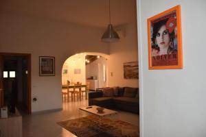 een woonkamer met een bank en een tafel bij Volver in Salerno