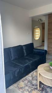 - un canapé bleu dans le salon avec une table dans l'établissement Apartament Niebieski 14/1, à Starogard Gdański