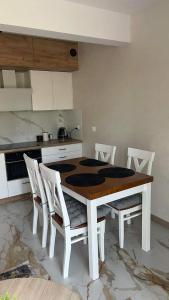 a kitchen with a table and chairs in a kitchen at Apartament Niebieski 14/1 in Starogard Gdański