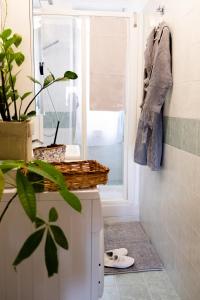 y baño con lavabo y espejo. en AB OvO, en Cagliari