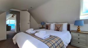 um quarto com uma cama com toalhas em The BoatHouse em Sconser