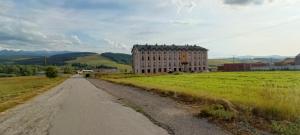 a building on the side of a dirt road at Apartament Oravski, blisko Term Chochołowskich, Tatry i Oravice, cisza, widok, parking in Suchá Hora