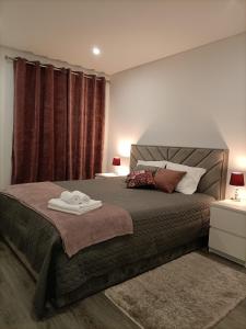um quarto com uma cama com duas toalhas em CasaMaeDouro em Peso da Régua