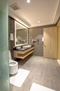 Bilik mandi di Green Park Hotel