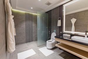 Bilik mandi di Green Park Hotel