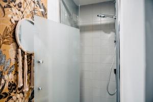布賴迪訥的住宿－Suite Lou _ Résidence Isaelle，浴室里设有玻璃门淋浴