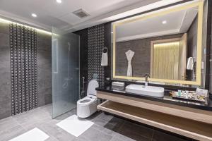 Bilik mandi di Green Park Hotel