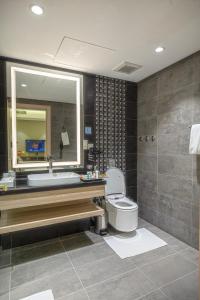 Bilik mandi di Green Park Hotel