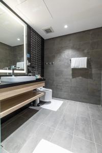 Bilik mandi di Green Park Hotel