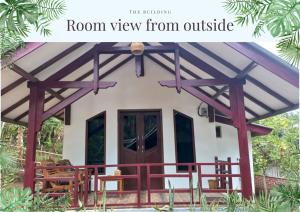Casa con vistas a la habitación desde el exterior en Rangsot Inn en Pawenang