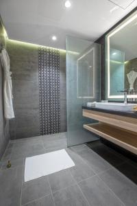 Bilik mandi di Green Park Hotel