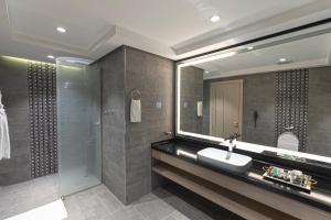 Bilik mandi di Green Park Hotel