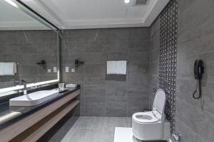 Bilik mandi di Green Park Hotel