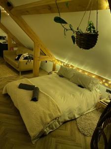 1 dormitorio con 1 cama con una cesta en la pared en Bedport Loft en Burrington