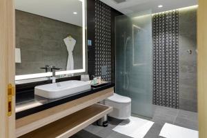 Bilik mandi di Green Park Hotel