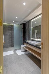 Bilik mandi di Green Park Hotel
