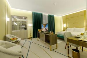 Ruang duduk di Green Park Hotel