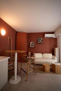 - un salon avec un canapé et une table dans l'établissement Appartement avec jardin proche mer, à Antibes