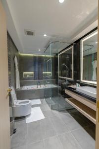 Bilik mandi di Green Park Hotel
