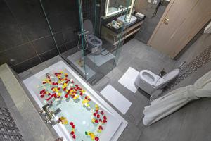 Bilik mandi di Green Park Hotel