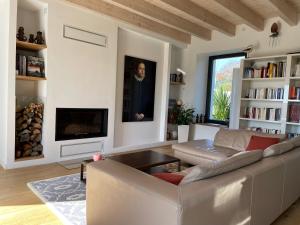 een woonkamer met een bank en een tv bij Chambres d'Hôtes B&B Roz Rozenn in Sauzon