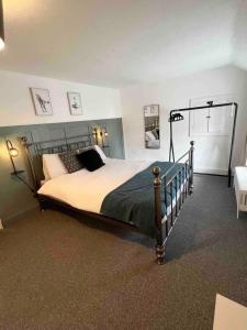 um quarto com uma cama grande num quarto em Cosy two bedrooom cottage set in a Dorset village em Sturminster Newton